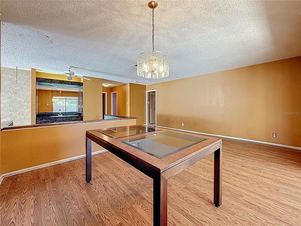 合同活跃: $400,000 (3 贝兹, 2 浴室, 1623 平方英尺)