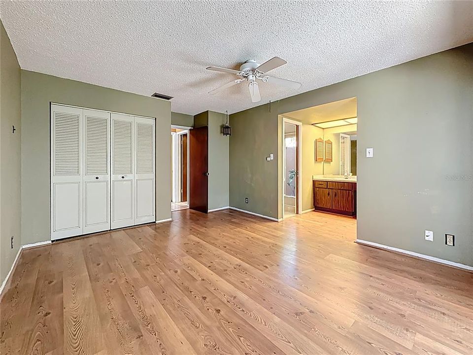 合同活跃: $400,000 (3 贝兹, 2 浴室, 1623 平方英尺)