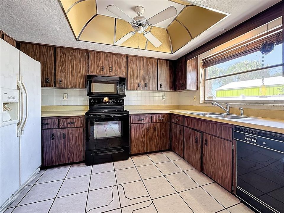 合同活跃: $400,000 (3 贝兹, 2 浴室, 1623 平方英尺)