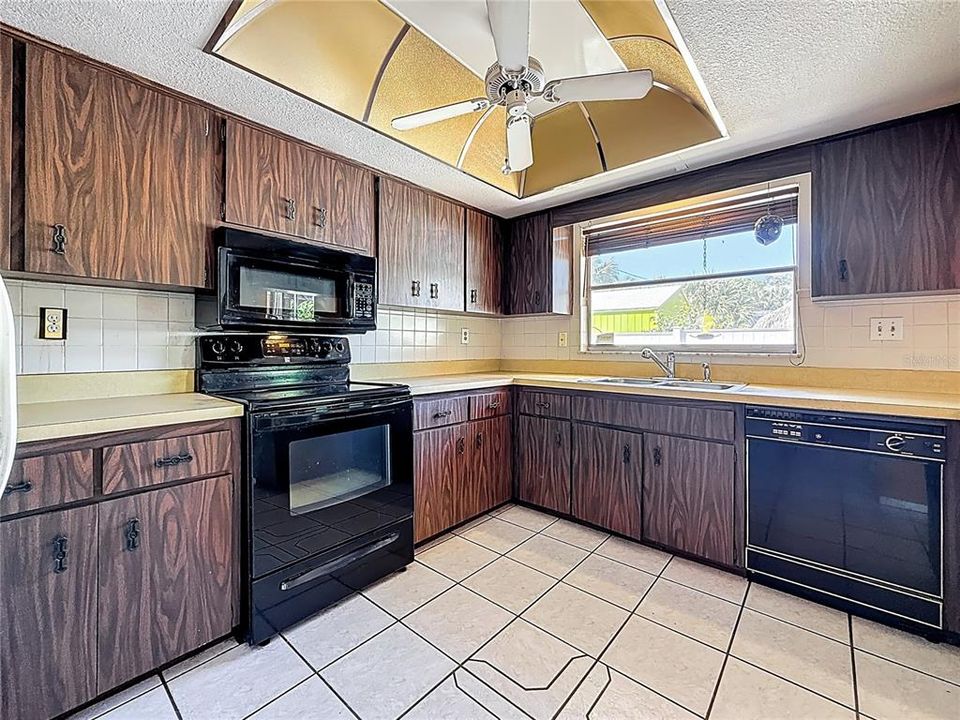 合同活跃: $400,000 (3 贝兹, 2 浴室, 1623 平方英尺)