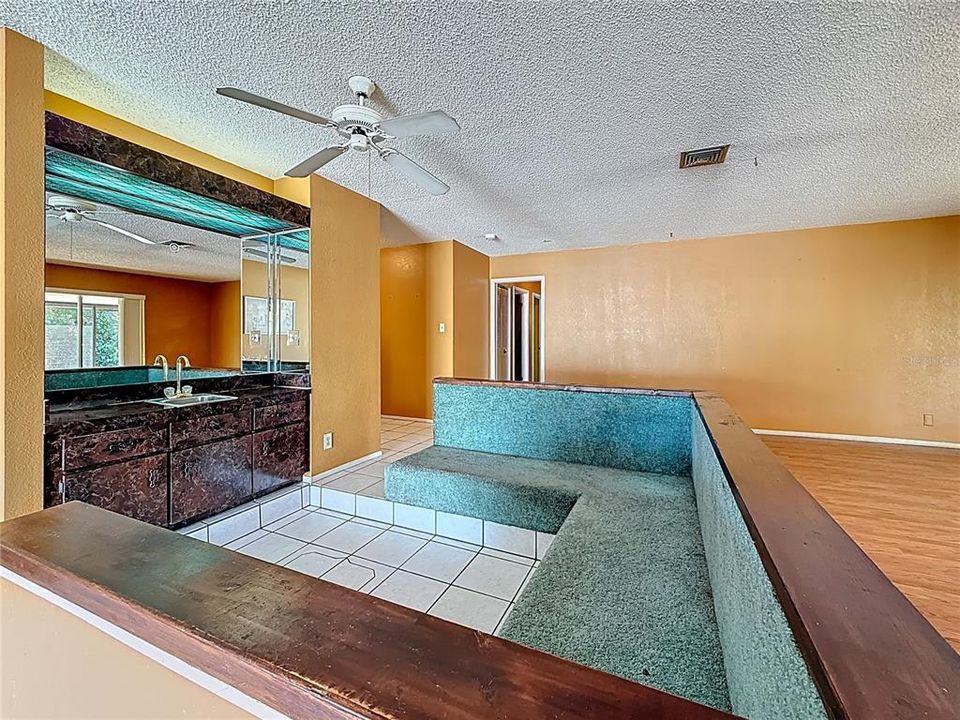 合同活跃: $400,000 (3 贝兹, 2 浴室, 1623 平方英尺)