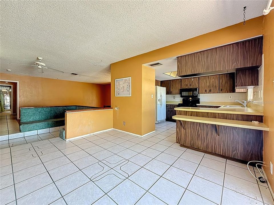 合同活跃: $400,000 (3 贝兹, 2 浴室, 1623 平方英尺)