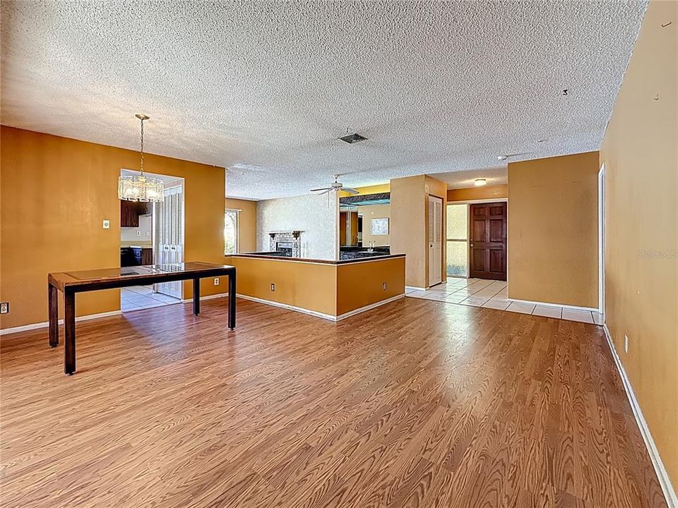 合同活跃: $400,000 (3 贝兹, 2 浴室, 1623 平方英尺)