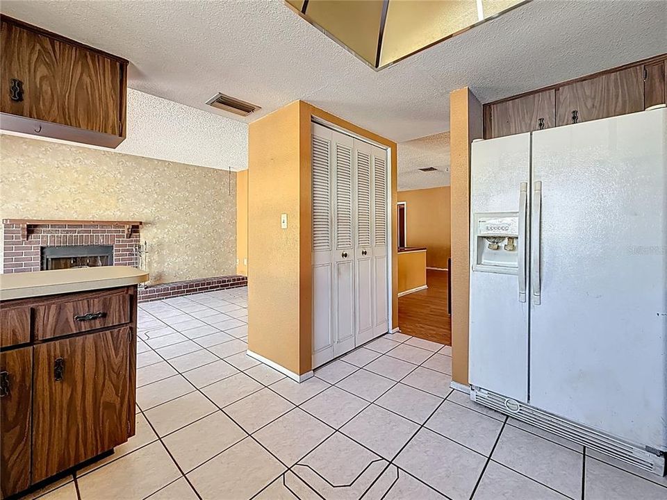 合同活跃: $400,000 (3 贝兹, 2 浴室, 1623 平方英尺)