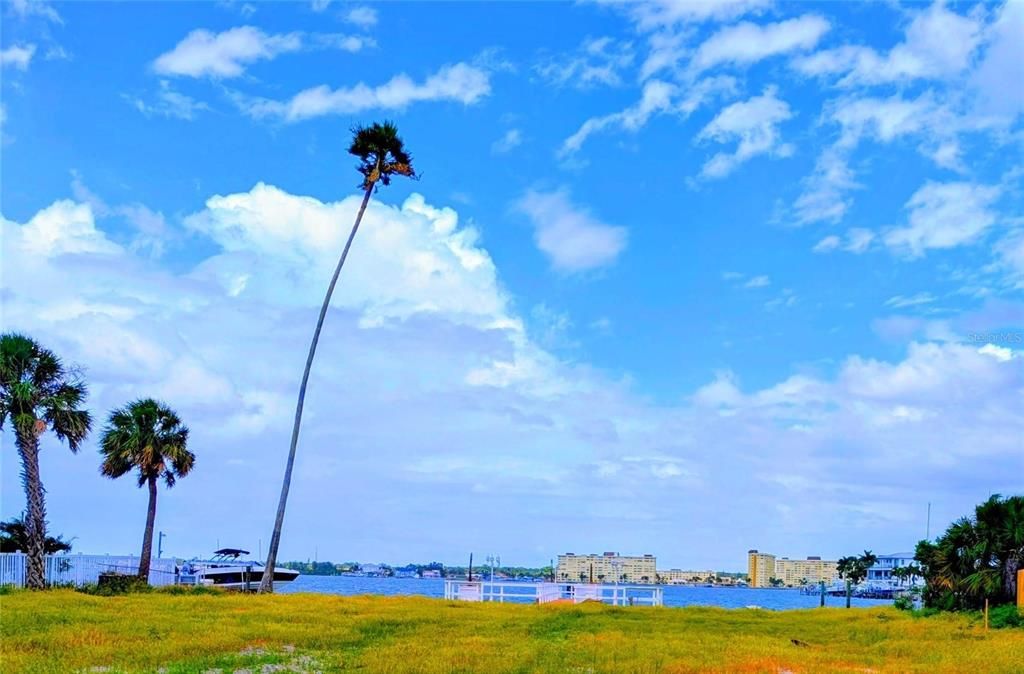 На продажу: $1,390,000 (0.31 acres)