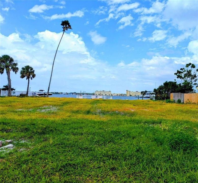 На продажу: $1,390,000 (0.31 acres)