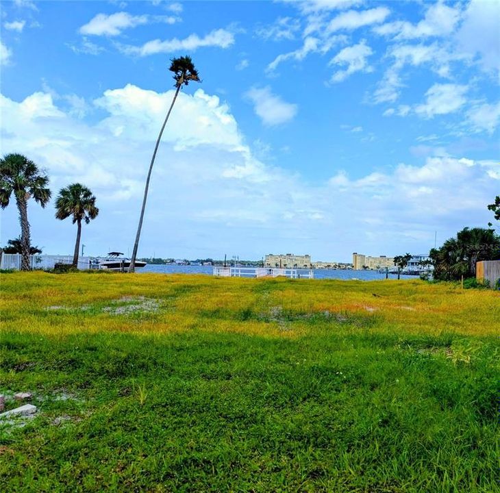 На продажу: $1,390,000 (0.31 acres)