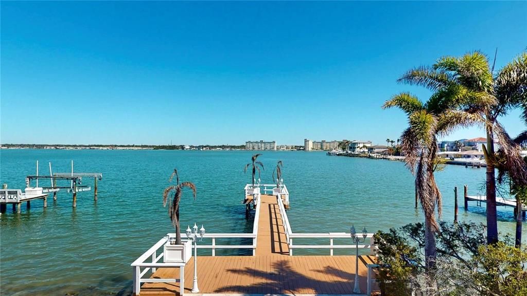 На продажу: $1,390,000 (0.31 acres)