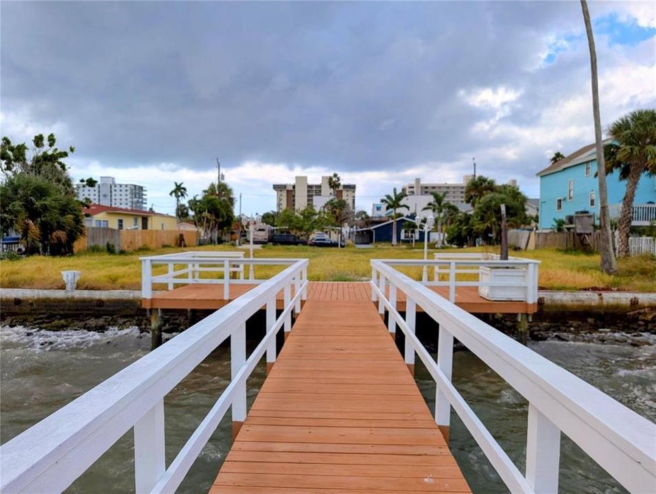 На продажу: $1,390,000 (0.31 acres)