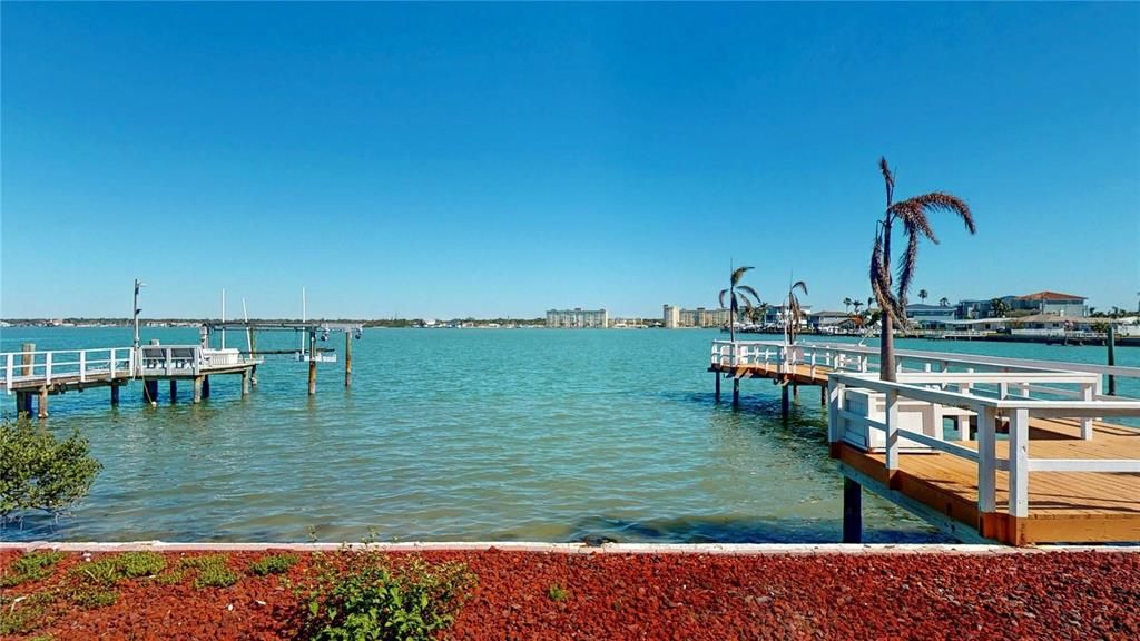 На продажу: $1,390,000 (0.31 acres)