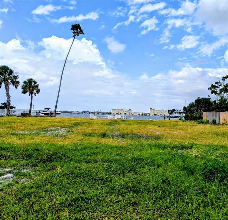 На продажу: $1,390,000 (0.31 acres)