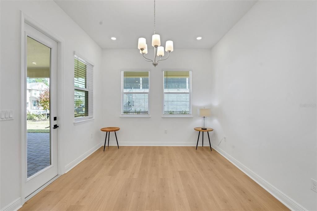 En Venta: $1,075,990 (6 camas, 4 baños, 3550 Pies cuadrados)