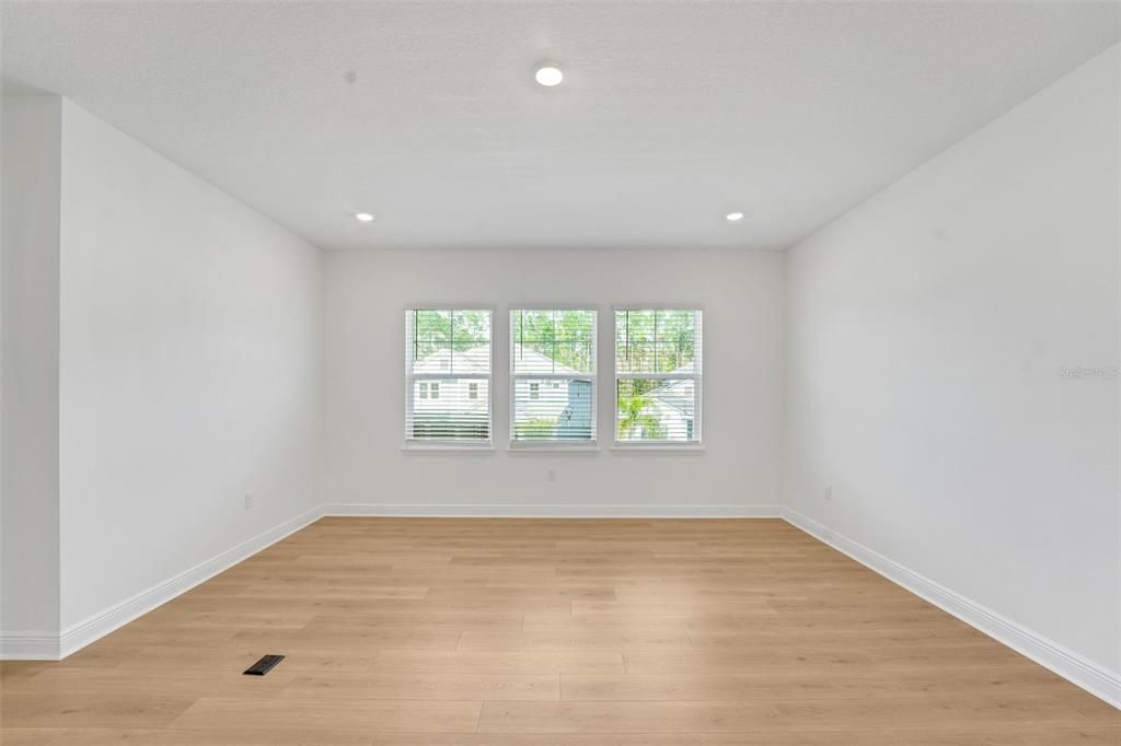 En Venta: $1,075,990 (6 camas, 4 baños, 3550 Pies cuadrados)