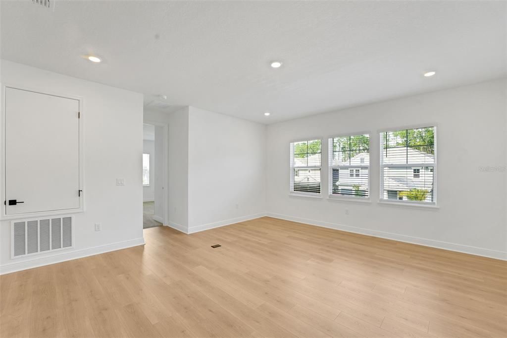 En Venta: $1,075,990 (6 camas, 4 baños, 3550 Pies cuadrados)