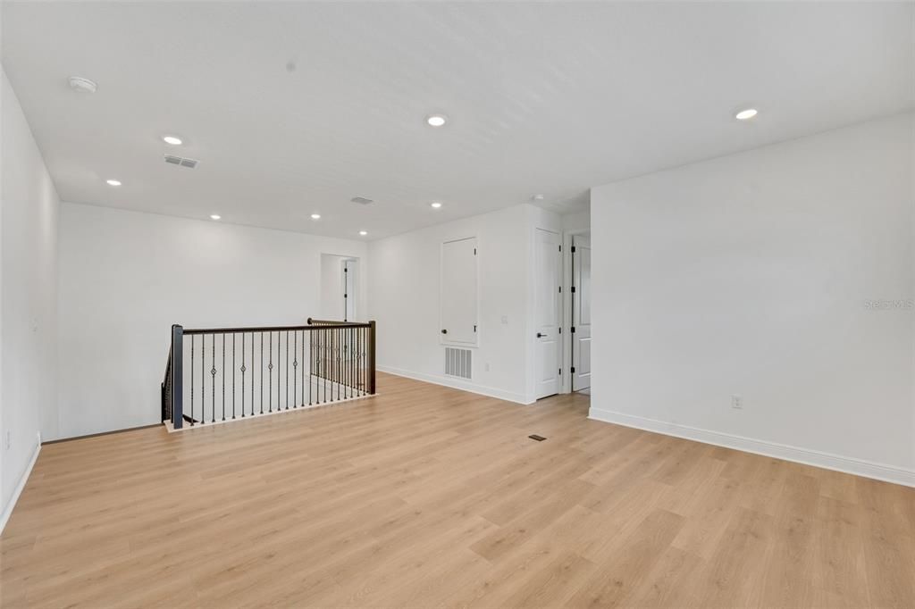 En Venta: $1,075,990 (6 camas, 4 baños, 3550 Pies cuadrados)