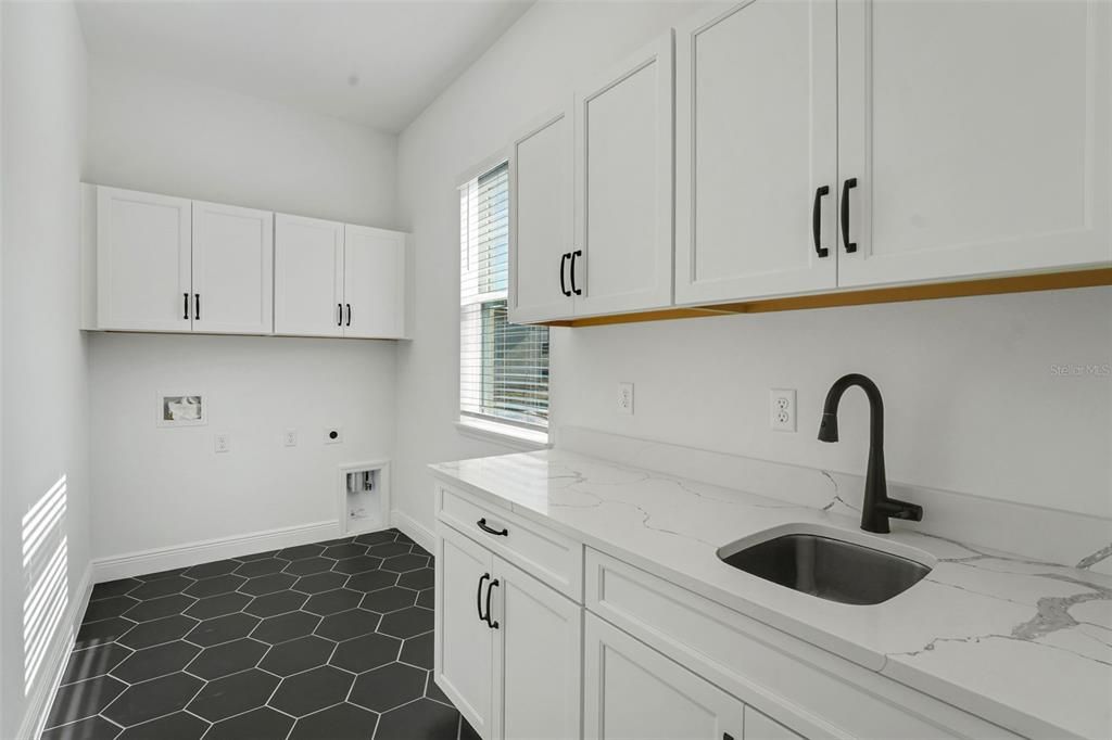 En Venta: $1,075,990 (6 camas, 4 baños, 3550 Pies cuadrados)