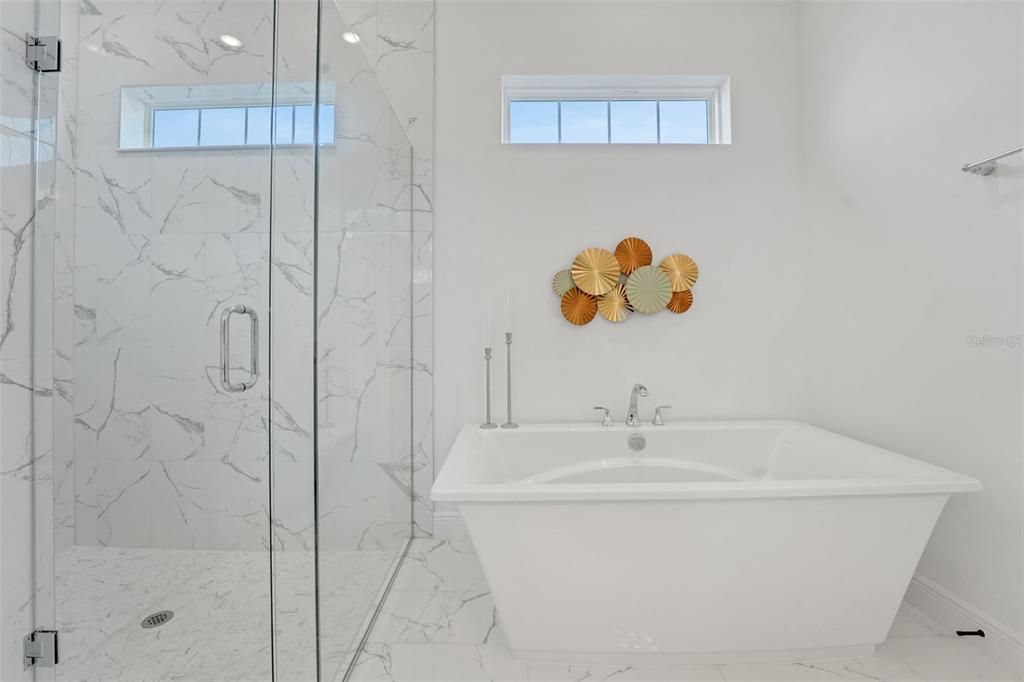 En Venta: $1,075,990 (6 camas, 4 baños, 3550 Pies cuadrados)