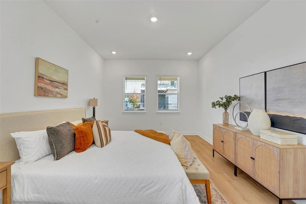 En Venta: $1,075,990 (6 camas, 4 baños, 3550 Pies cuadrados)