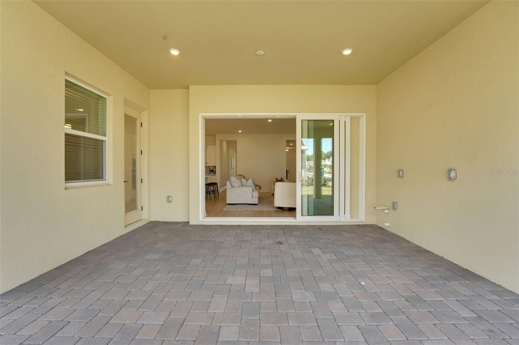 En Venta: $1,075,990 (6 camas, 4 baños, 3550 Pies cuadrados)