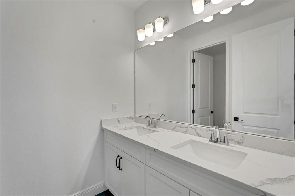 En Venta: $1,075,990 (6 camas, 4 baños, 3550 Pies cuadrados)