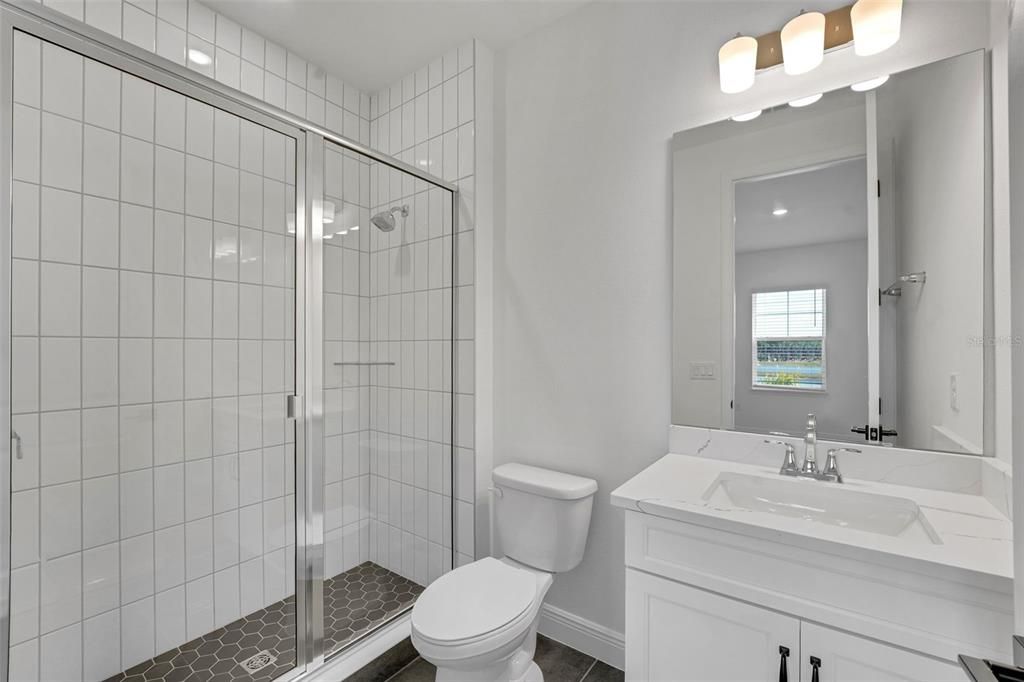 En Venta: $1,075,990 (6 camas, 4 baños, 3550 Pies cuadrados)