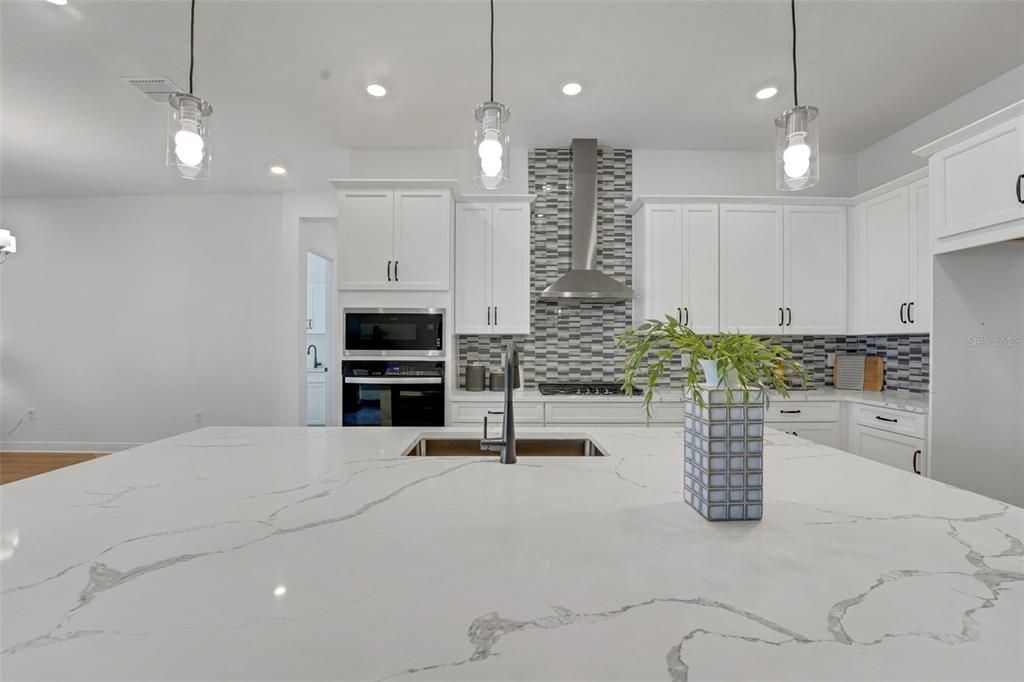 En Venta: $1,075,990 (6 camas, 4 baños, 3550 Pies cuadrados)