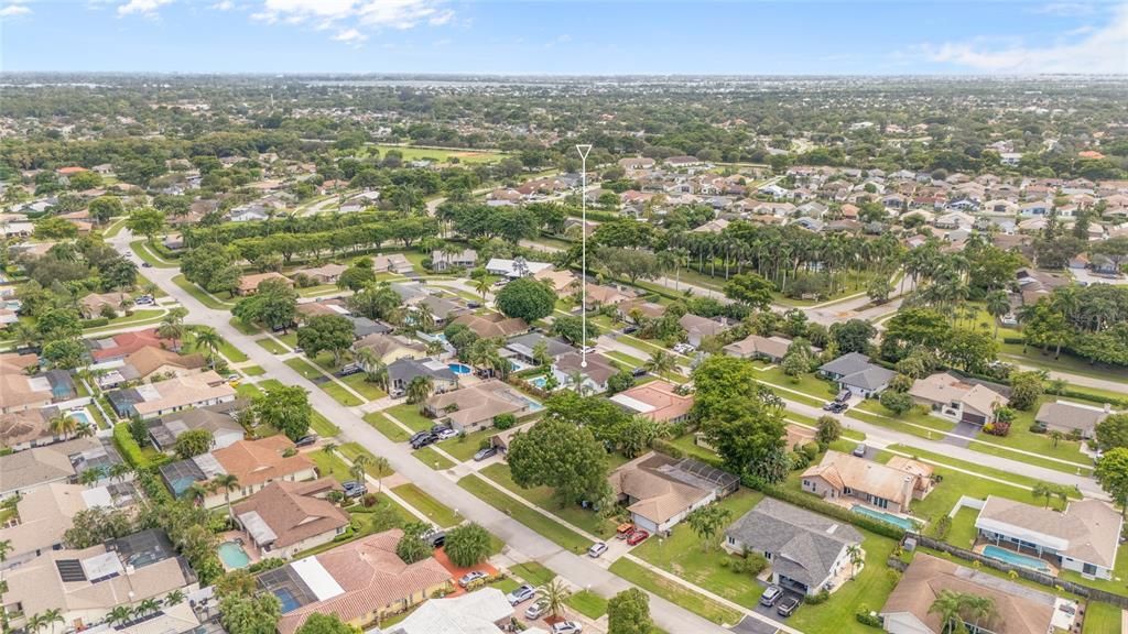 На продажу: $775,000 (4 спален, 2 ванн, 1952 Квадратных фут)