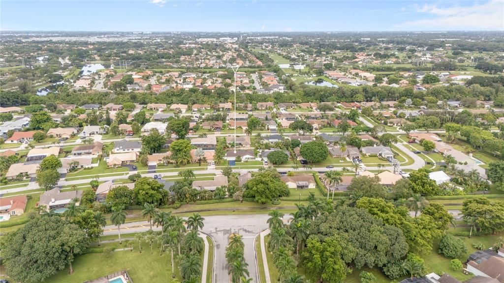 На продажу: $775,000 (4 спален, 2 ванн, 1952 Квадратных фут)