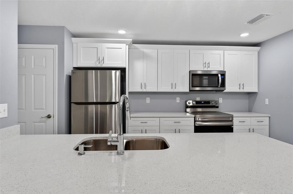 For Rent: $1,850 (1 beds, 1 baths, 900 Square Feet)