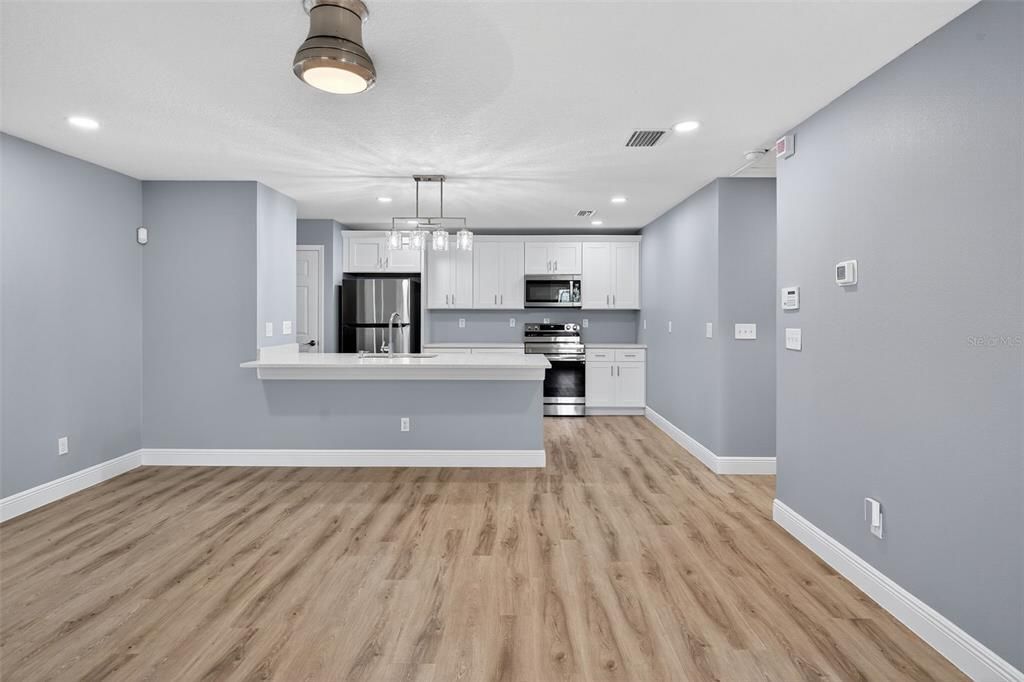 For Rent: $1,850 (1 beds, 1 baths, 900 Square Feet)