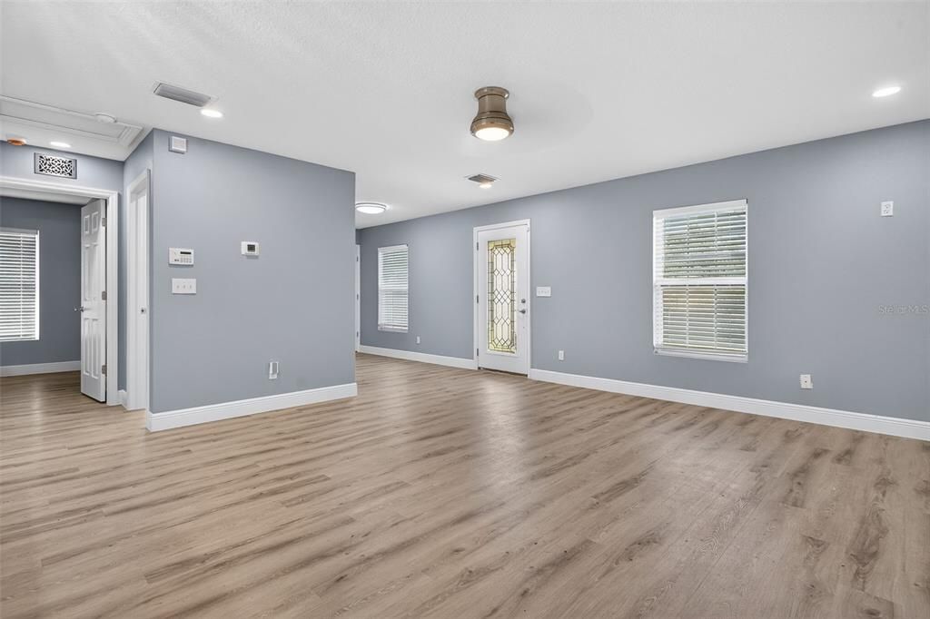 For Rent: $1,850 (1 beds, 1 baths, 900 Square Feet)