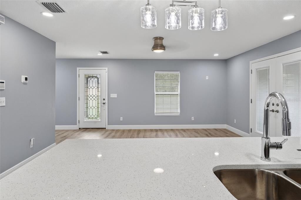 For Rent: $1,850 (1 beds, 1 baths, 900 Square Feet)