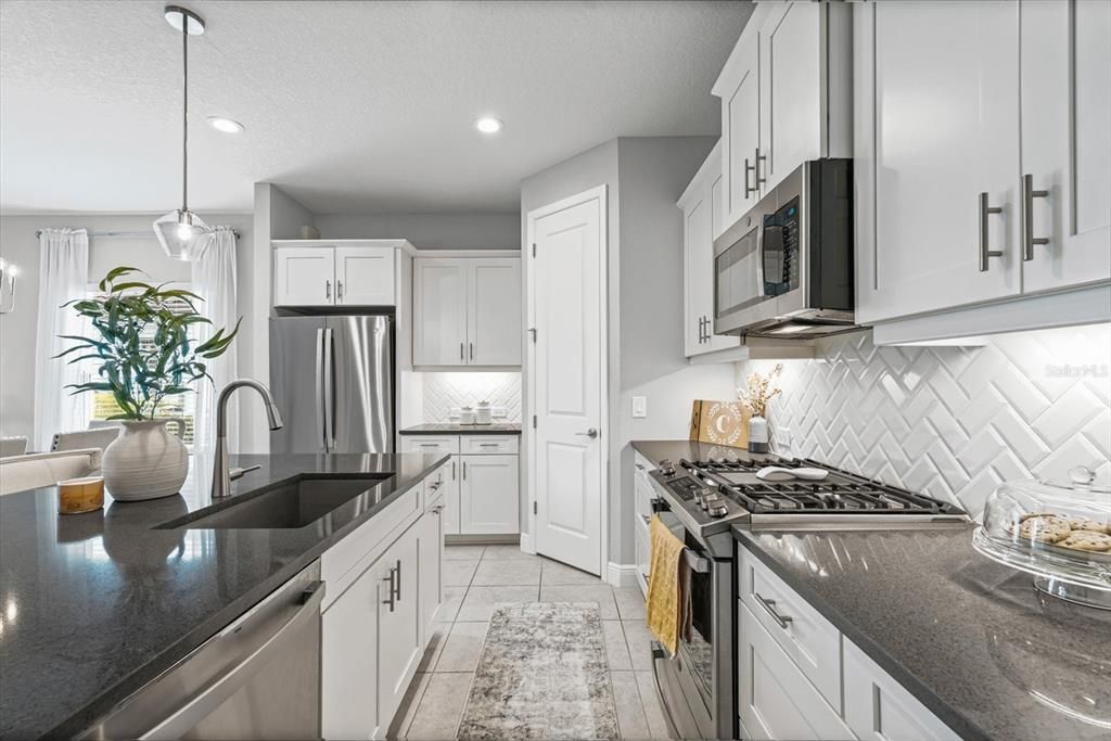 Под контрактом: $499,000 (3 спален, 2 ванн, 1812 Квадратных фут)