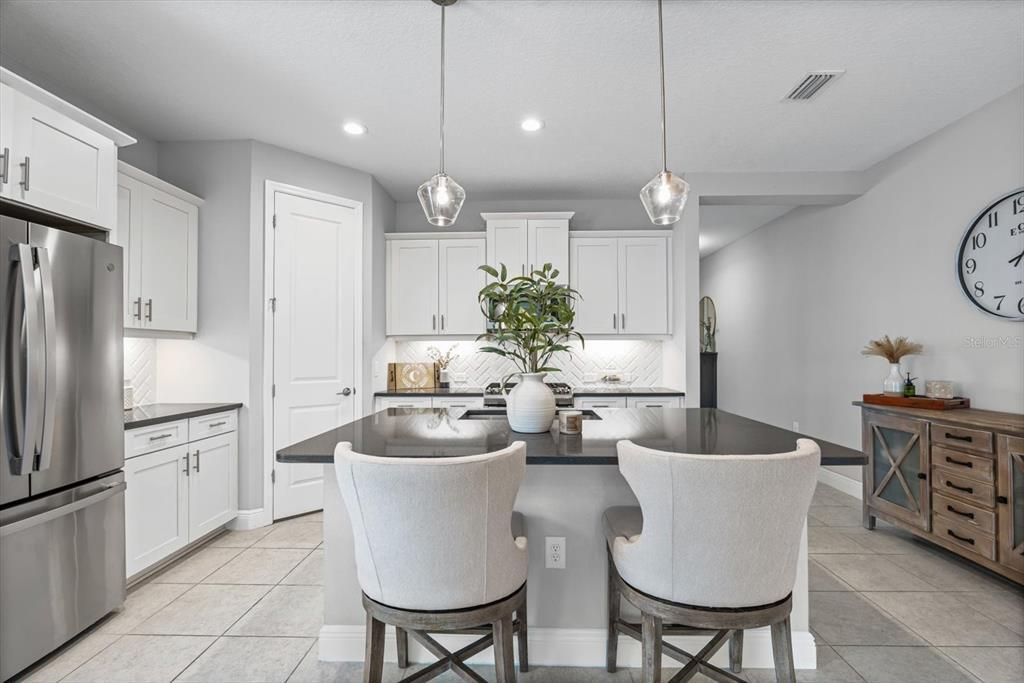 Под контрактом: $499,000 (3 спален, 2 ванн, 1812 Квадратных фут)