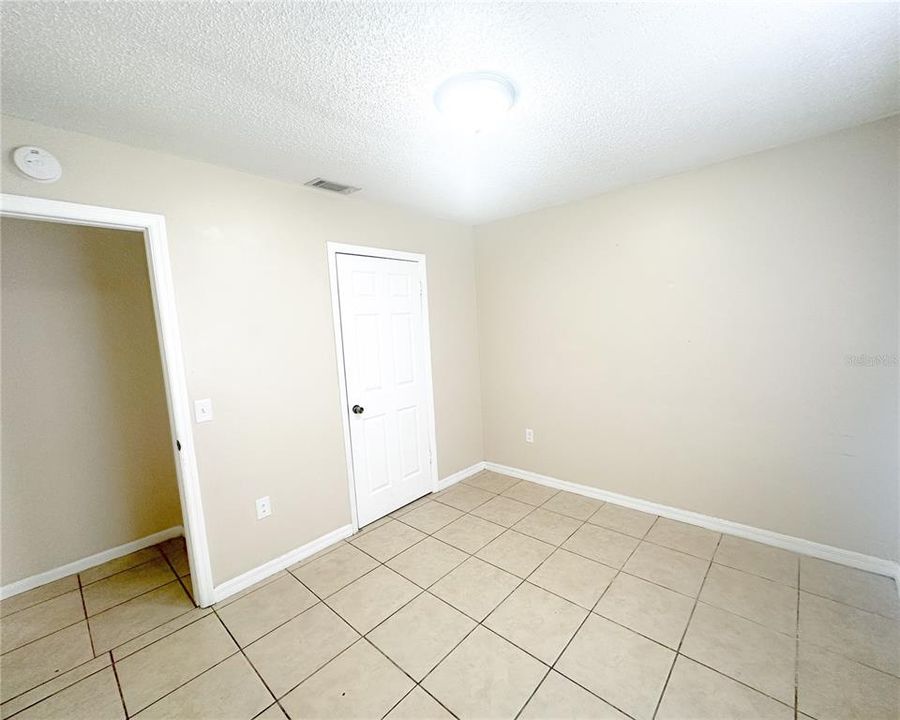 For Rent: $1,200 (3 beds, 2 baths, 1002 Square Feet)
