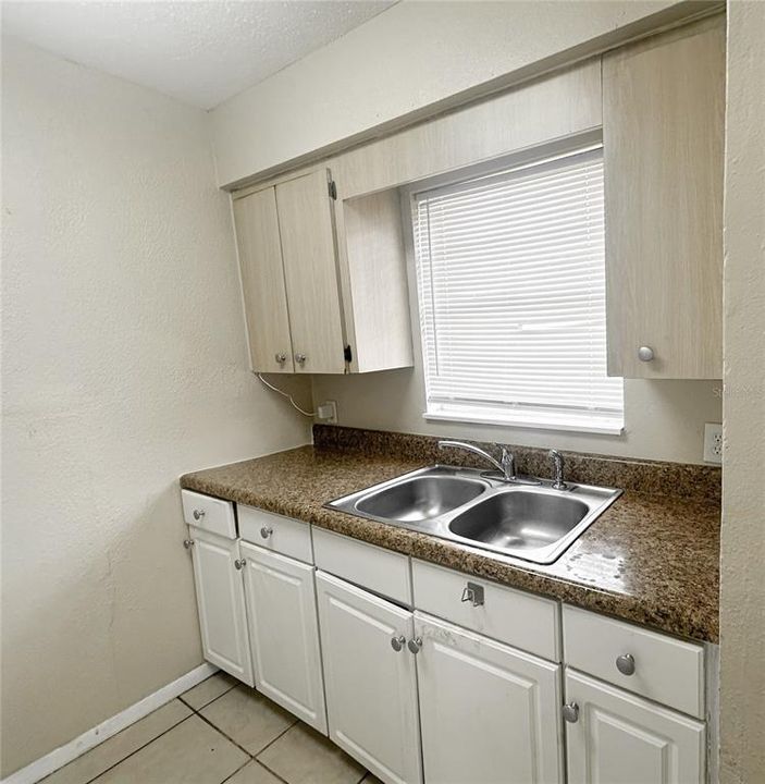 For Rent: $1,200 (3 beds, 2 baths, 1002 Square Feet)