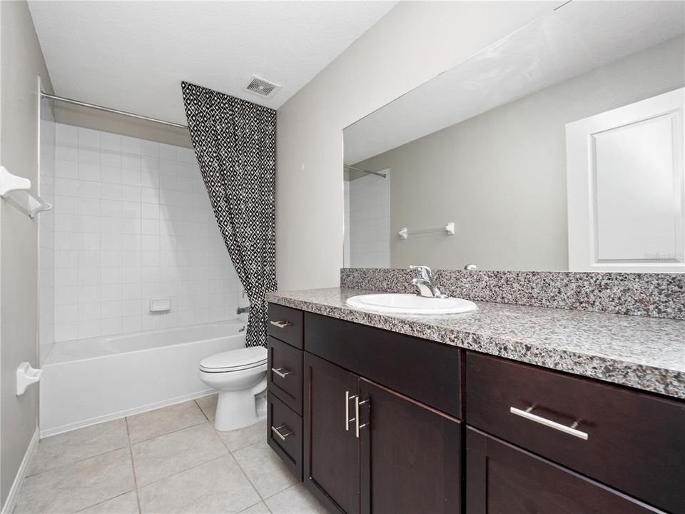 Activo con contrato: $395,000 (4 camas, 2 baños, 2655 Pies cuadrados)