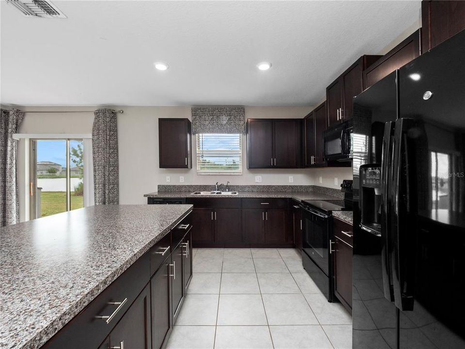 Activo con contrato: $395,000 (4 camas, 2 baños, 2655 Pies cuadrados)