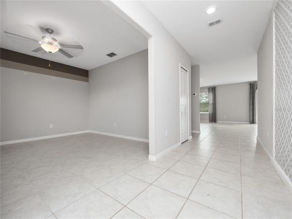 Activo con contrato: $395,000 (4 camas, 2 baños, 2655 Pies cuadrados)