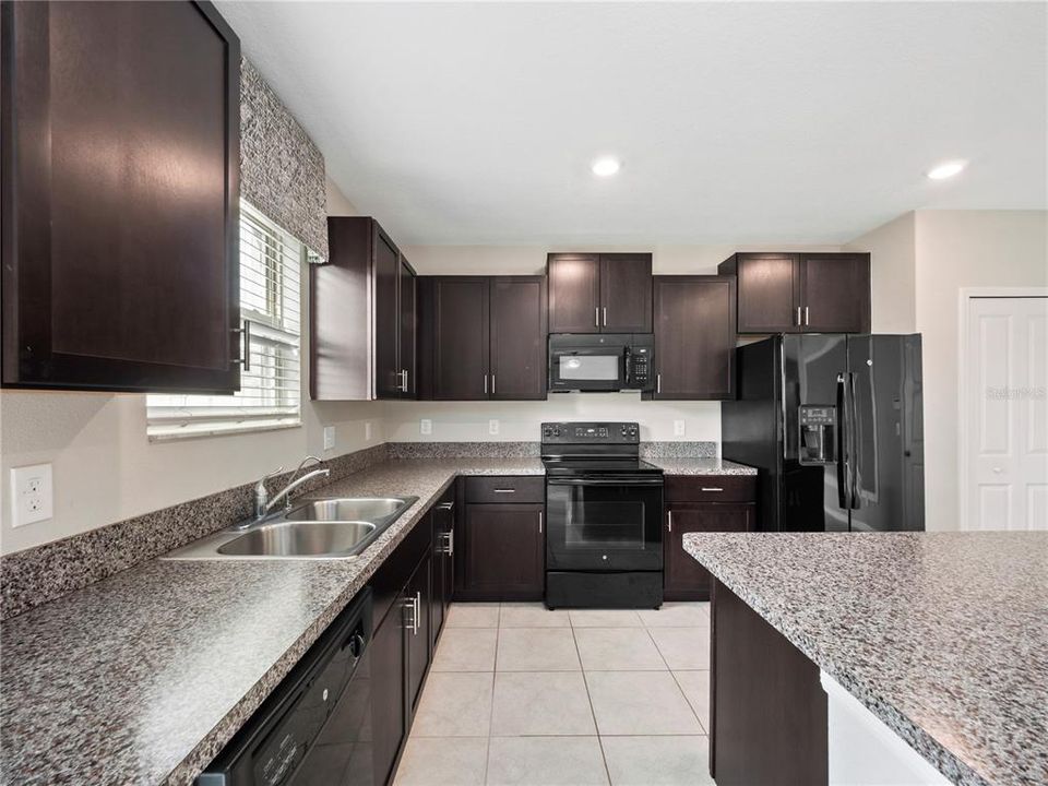 Activo con contrato: $395,000 (4 camas, 2 baños, 2655 Pies cuadrados)