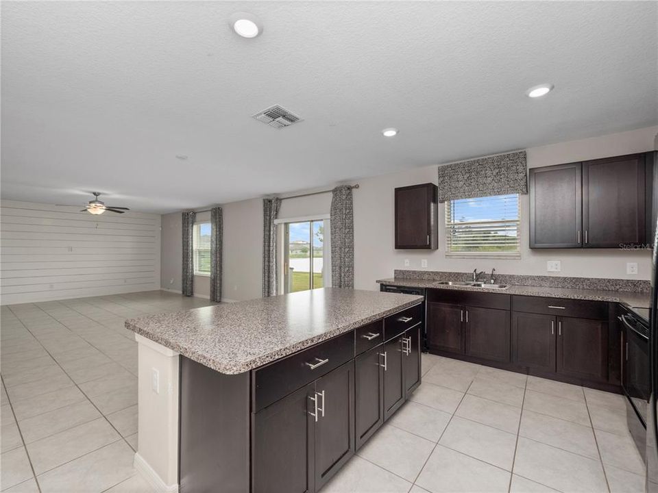 Activo con contrato: $395,000 (4 camas, 2 baños, 2655 Pies cuadrados)