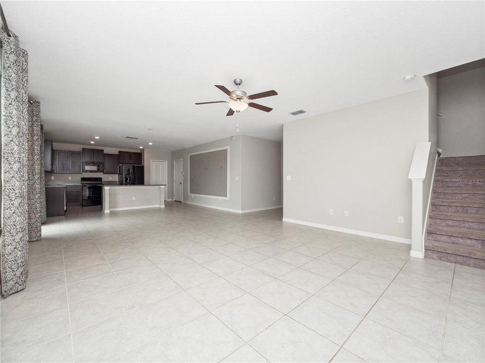 Activo con contrato: $395,000 (4 camas, 2 baños, 2655 Pies cuadrados)