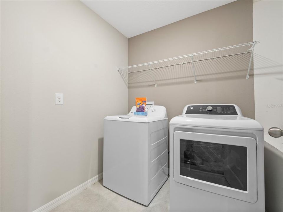 Activo con contrato: $395,000 (4 camas, 2 baños, 2655 Pies cuadrados)