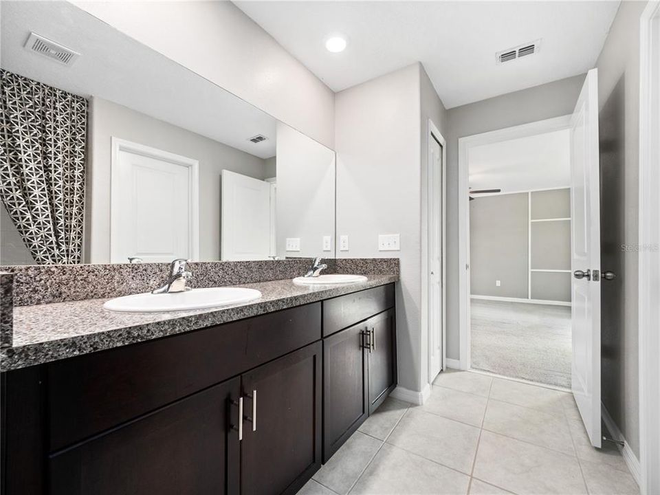 Activo con contrato: $395,000 (4 camas, 2 baños, 2655 Pies cuadrados)