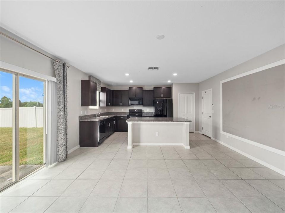 Activo con contrato: $395,000 (4 camas, 2 baños, 2655 Pies cuadrados)