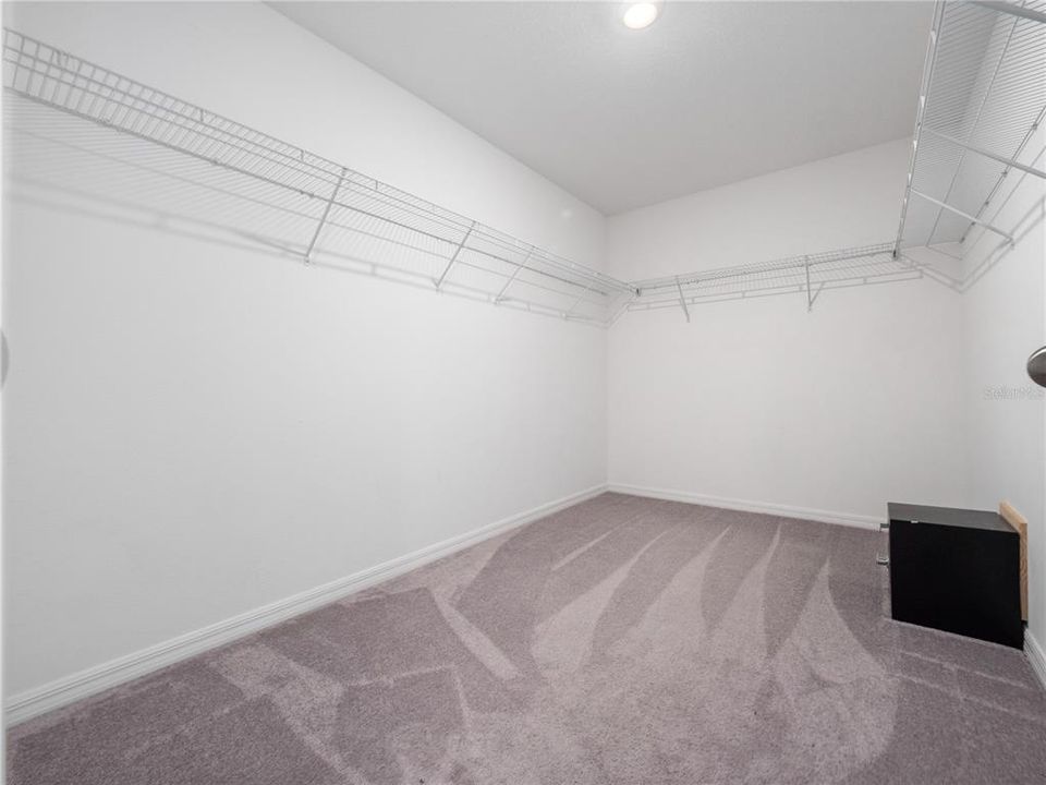 Activo con contrato: $395,000 (4 camas, 2 baños, 2655 Pies cuadrados)