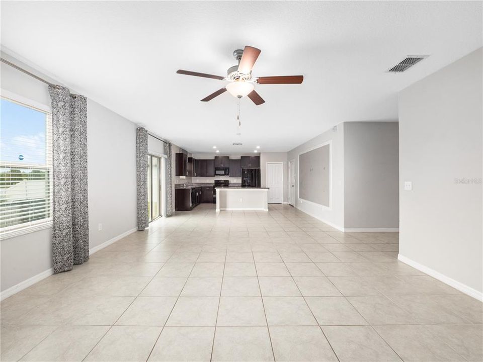 Activo con contrato: $395,000 (4 camas, 2 baños, 2655 Pies cuadrados)