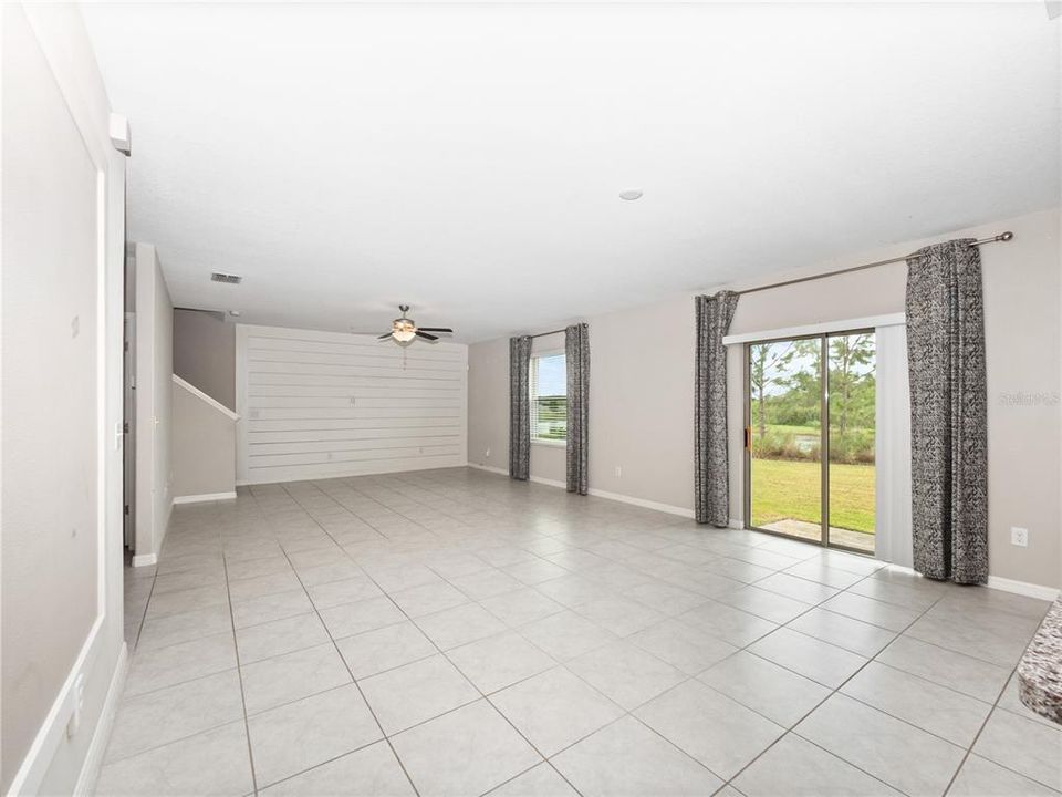 Activo con contrato: $395,000 (4 camas, 2 baños, 2655 Pies cuadrados)