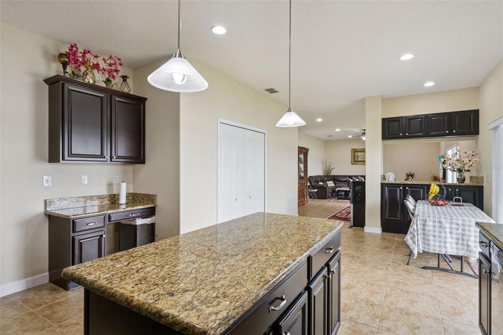 На продажу: $659,000 (5 спален, 3 ванн, 3774 Квадратных фут)