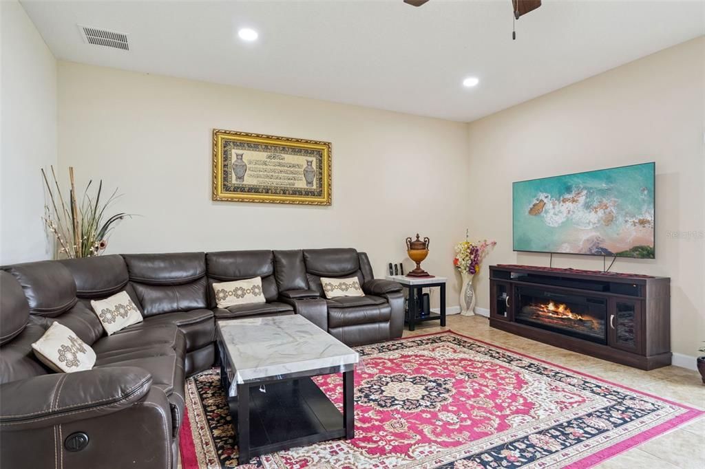 На продажу: $659,000 (5 спален, 3 ванн, 3774 Квадратных фут)